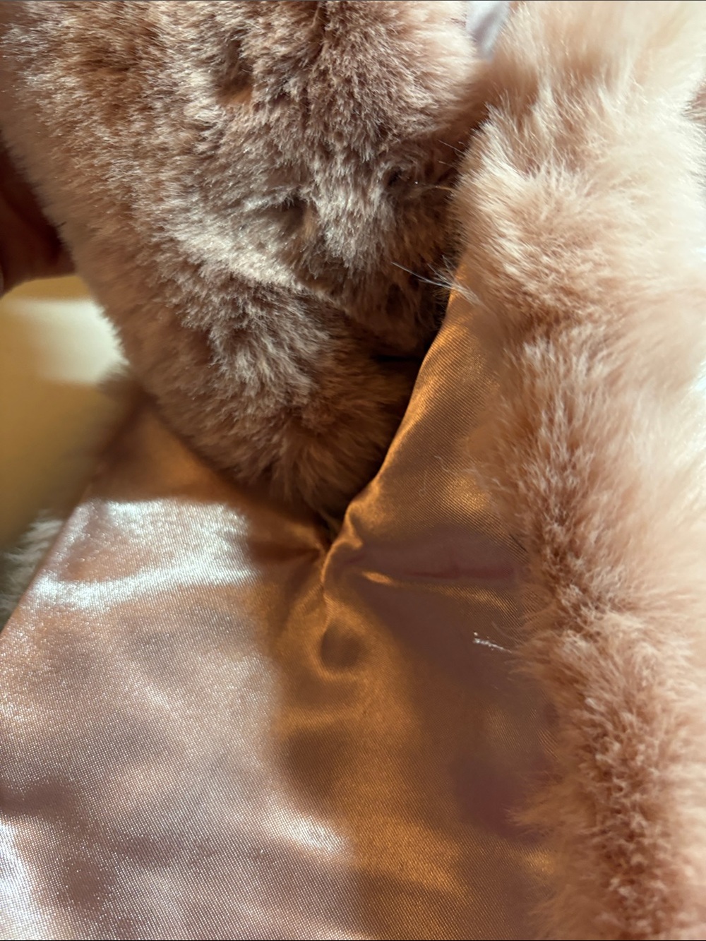 Top it Off NWT Pink Poly Faux Fur Scarf - Picture 5 of 7